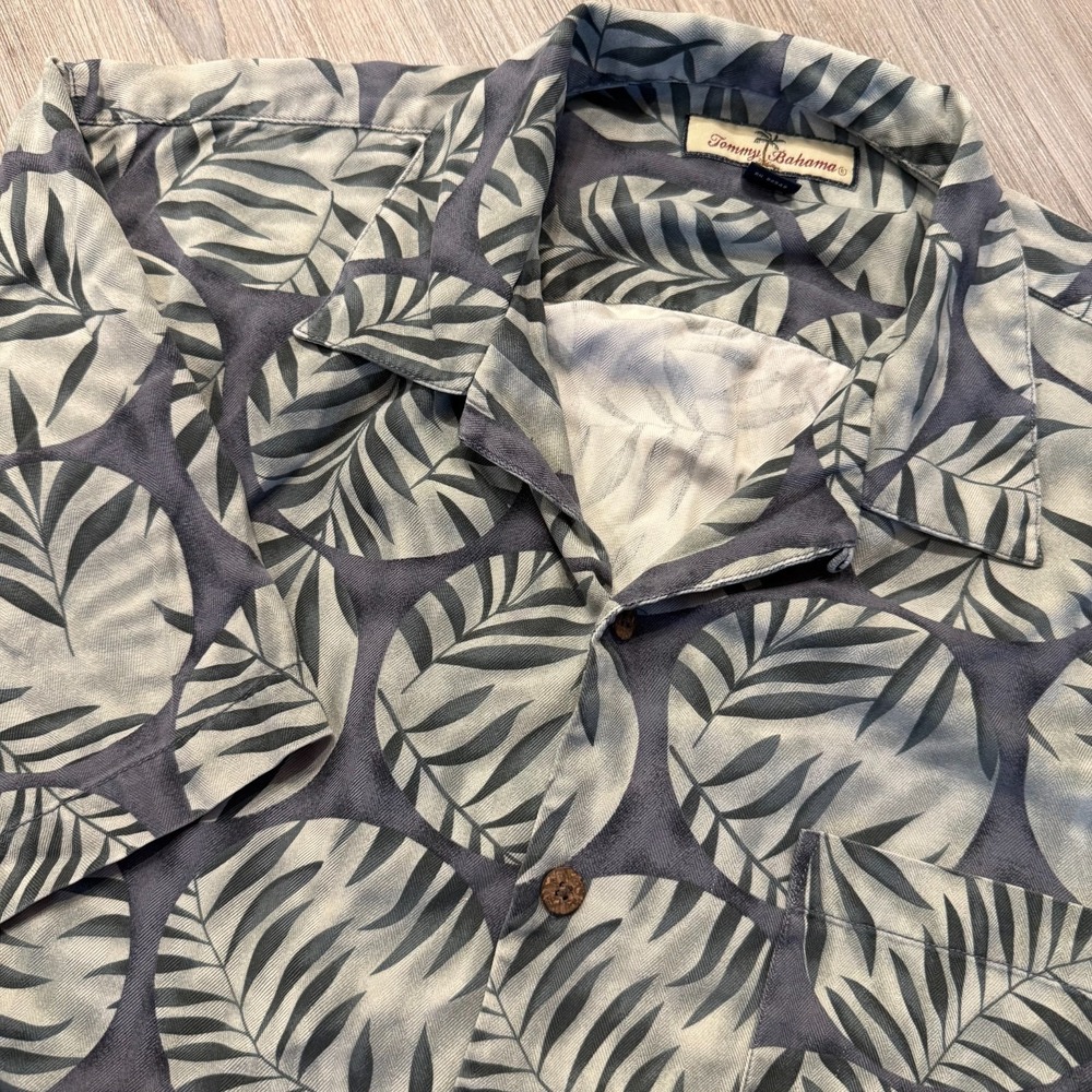 Tommy Bahama Mens Large 100% Silk Green/Gray Floral Leaves Hawaiian Shirt